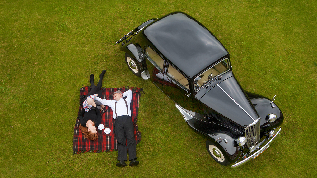 Rodzinna sesja zdjęciowa w plenerze z retro samochodem